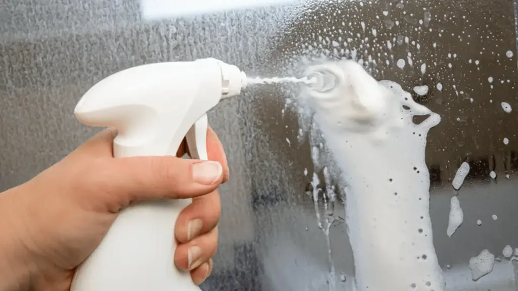 Como limpar box de banheiro com produtos prontos e desengordurantes