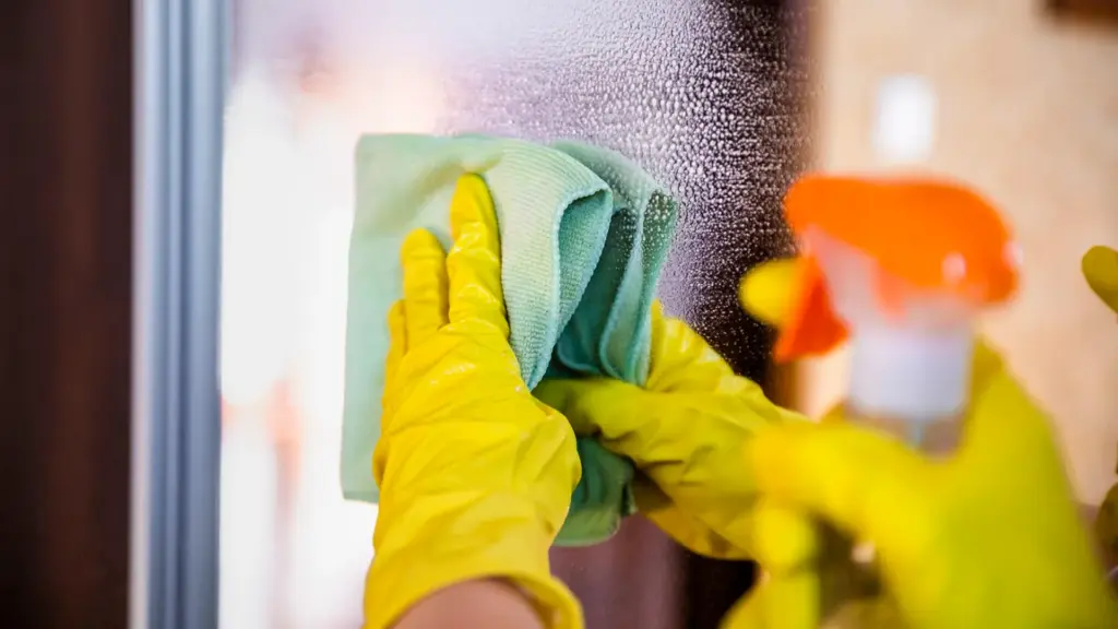 Como Limpar Espelho Sem Manchar em 5 Passos