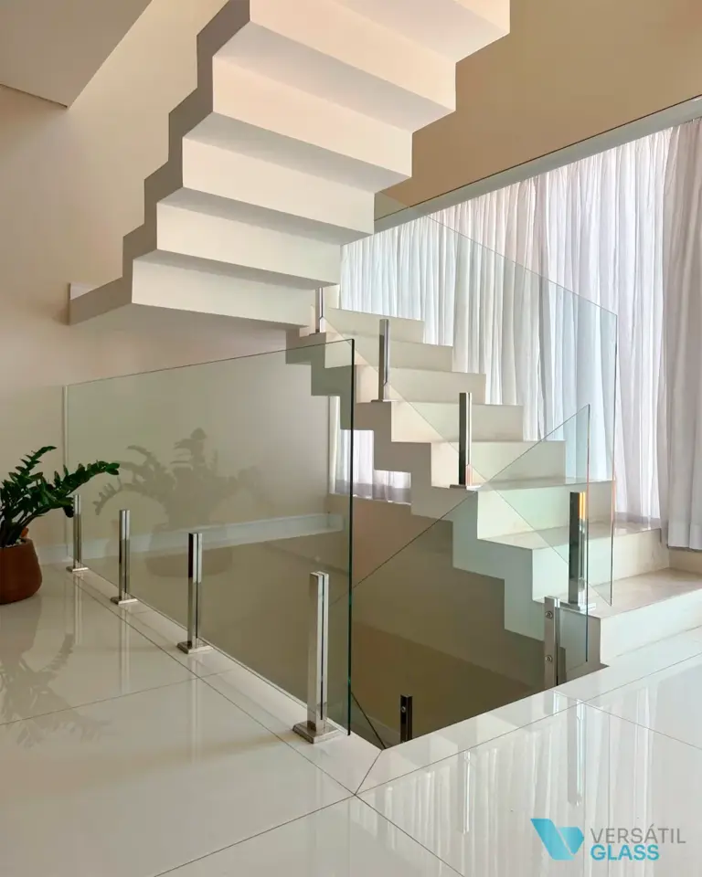 Guarda-corpo de vidro e suportes de aço inox em Fortaleza